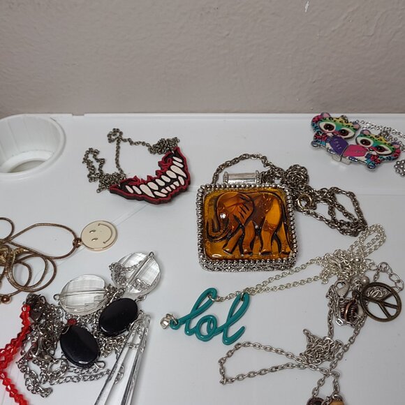 Lot Of Over 30 Pendant Necklaces - Picture 14 of 14